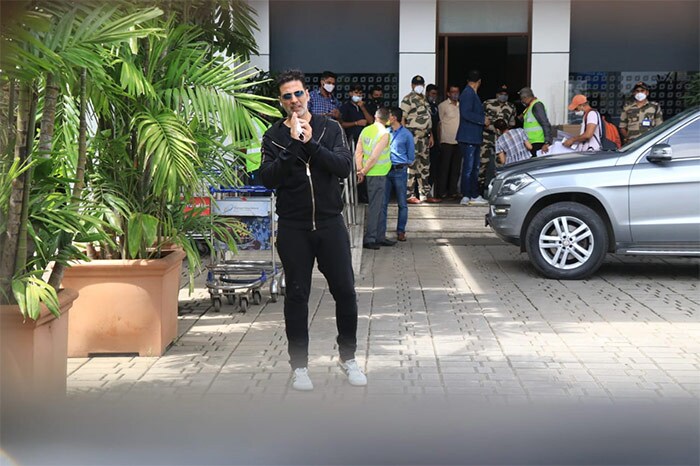 Akshay Kumar, Twinkle And Family Fly To London