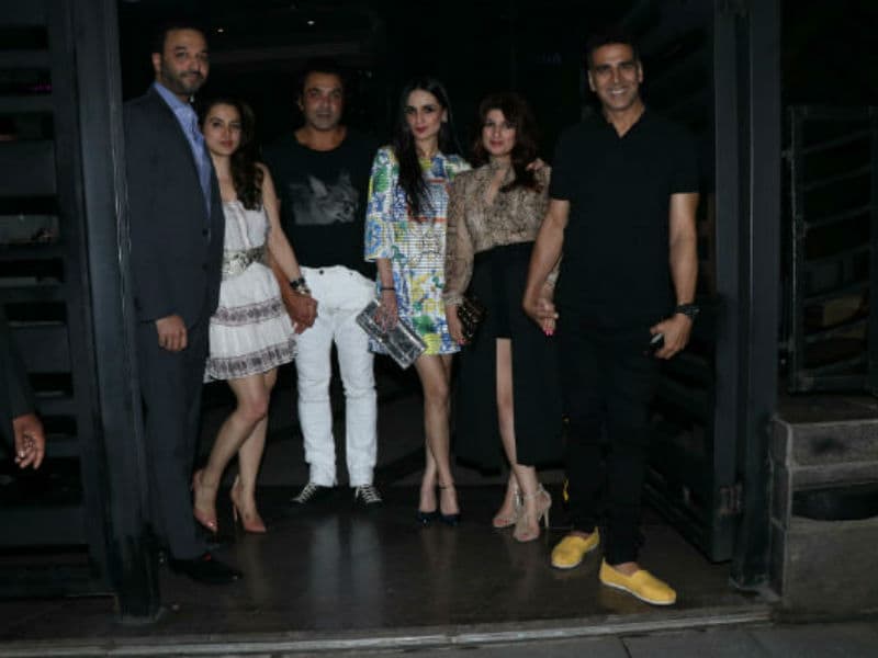 Photo : Housefull In Mumbai Restaurant: Akshay Kumar And Twinkle Khanna Spotted With Bobby Deol And Tanya Deol