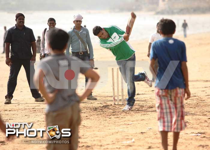 Oh My God, Akshay plays street cricket