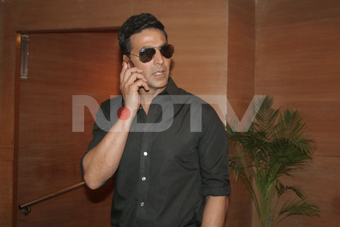 And then gets on the phone for some talk time with ? perhaps wife Twinkle?<br><Br> (<b>?Watch Your Call with Akshay Kumar at 9:30 pm Sunday"</b>)