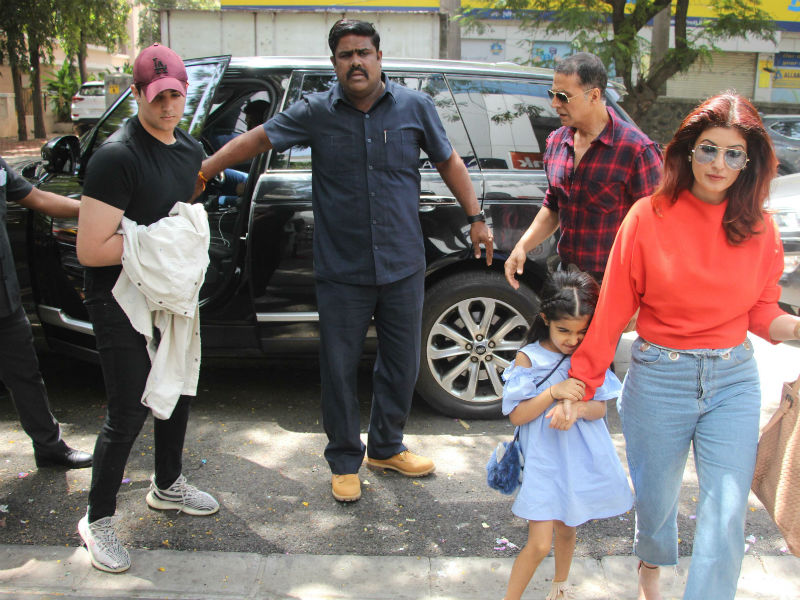 Akshay Kumar, Hrithik Roshan's Lunch Date With Family