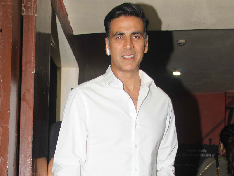 Hey Akshay Kumar, It's A <i>Jolly</i> Day, Smile Please