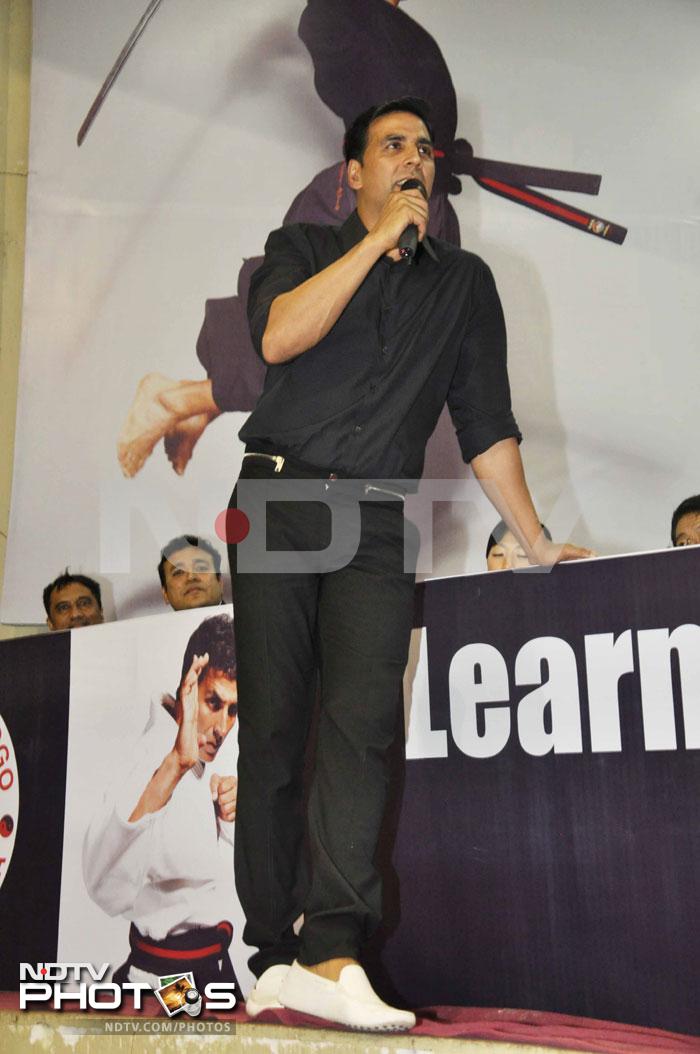 The <i>Khiladi</i> interacts with the audience.