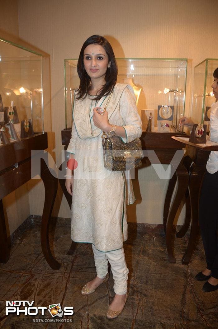 Sussanne, Malaika at the launch of Farah Ali Khan\'s festive collection