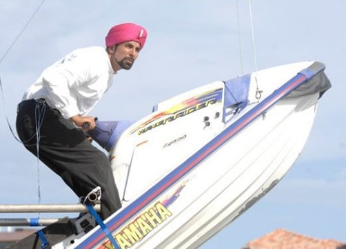 While shooting a scene in <i>Singh Is Kinng</i> on the Gold Coast, Akshay Kumar had to Jet Ski in deep water but realized that he would not be allowed to do so without an official license. It takes three days to get a jet-ski license but Akshay explained the time constraints. He did a three-day course in 12 hours. He got up at 6 am and got his license by 7 pm.