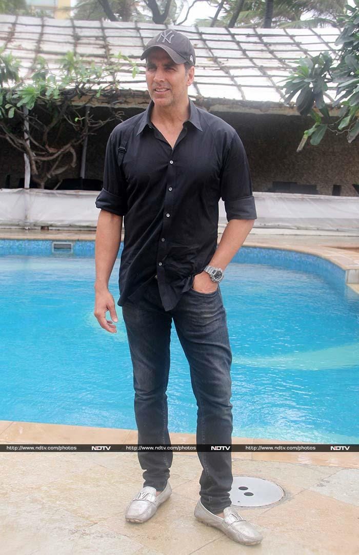 Akshay accompanied Ileana and Esha dressed in black casuals. Akshay features as the protagonist, naval officer Rustom Pavri, in <I>Rustom</i>.