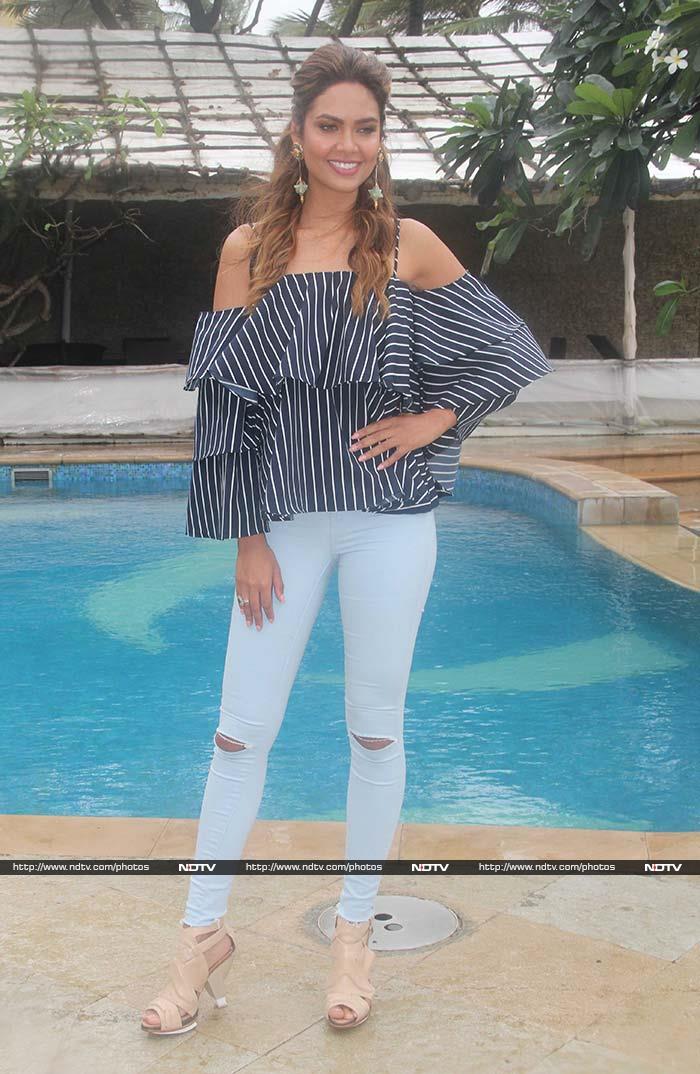 Esha looked smart in a striped off-shoulder top by Madison and light blue denims. She finished her look with long earrings and a half updo. Esha plays the role of Priti Makhija, who seeks justice for her brother in <I>Rustom</i>.