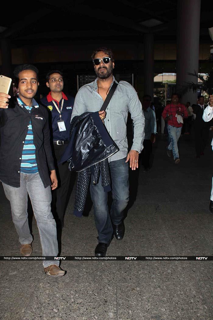 Akshay Kumar, Twinkle Khanna Touch Down In Mumbai