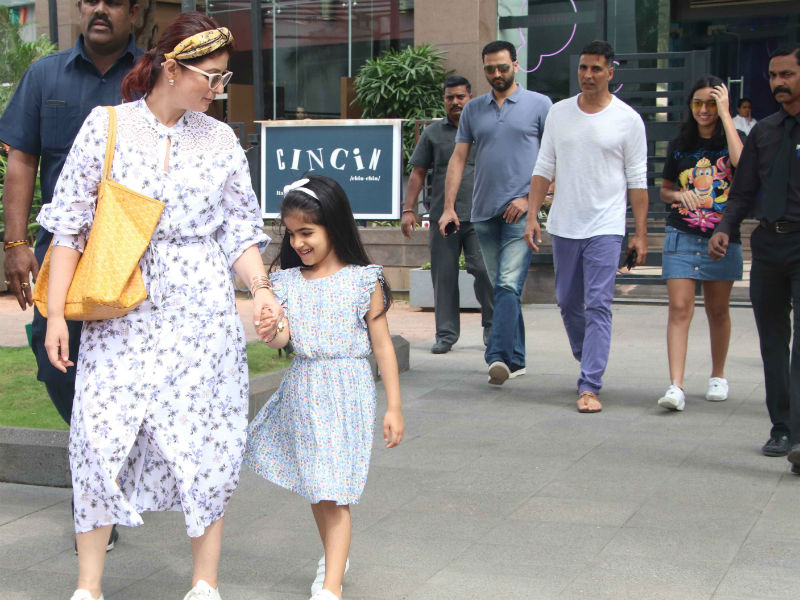 पत्‍नी ट्विंकल और बेटी नितारा को लंच डेट पर लेकर गए अक्षय कुमार