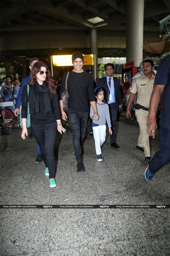 Crowded Airport: Akshay Kumar, Twinkle Khanna, Kriti Sanon. Count The Stars