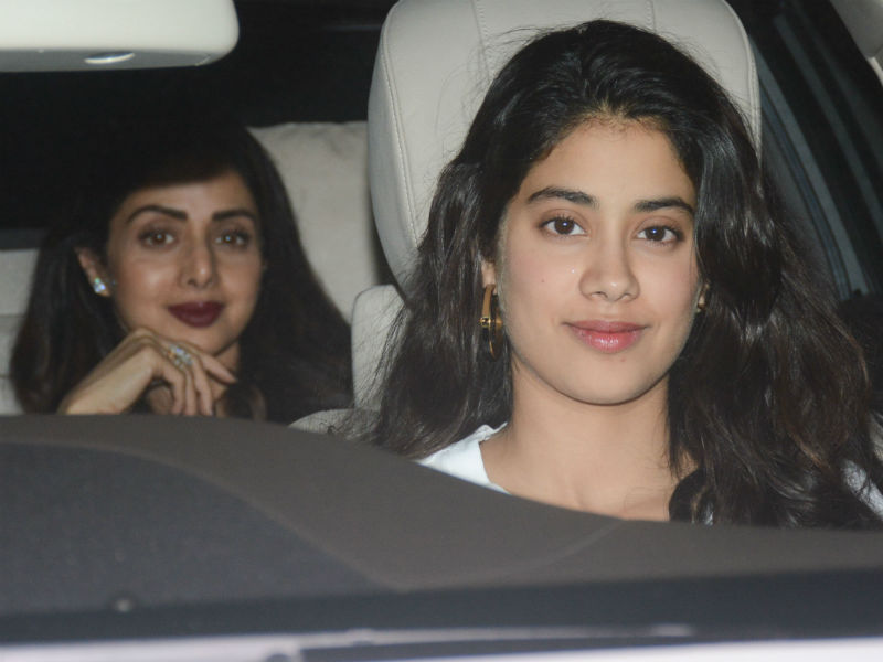 दोनों बेटियों के साथ श्रीदेवी ने देखी PadMan