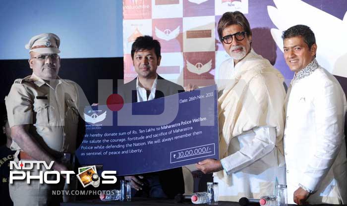 Amitabh Bachchan, Aadesh Shrivastava and Netsurf Entertainment Managing Director, Mr. Sujit Jain presented a cheque of Rs 10 lakhs to the Maharashtra Police ACP, Narsima Sherkhane, for the courage and commitment extended by the police force during the 26/11terror attacks.