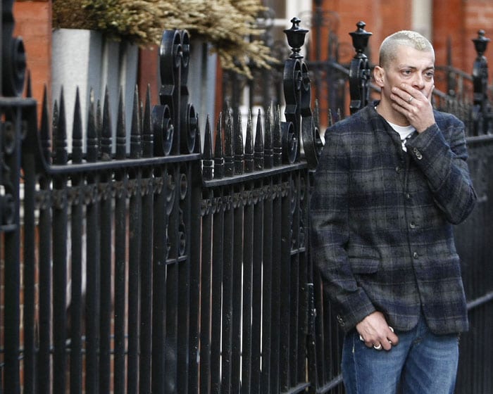Alexander McQueen, fashion designer, dies at 40