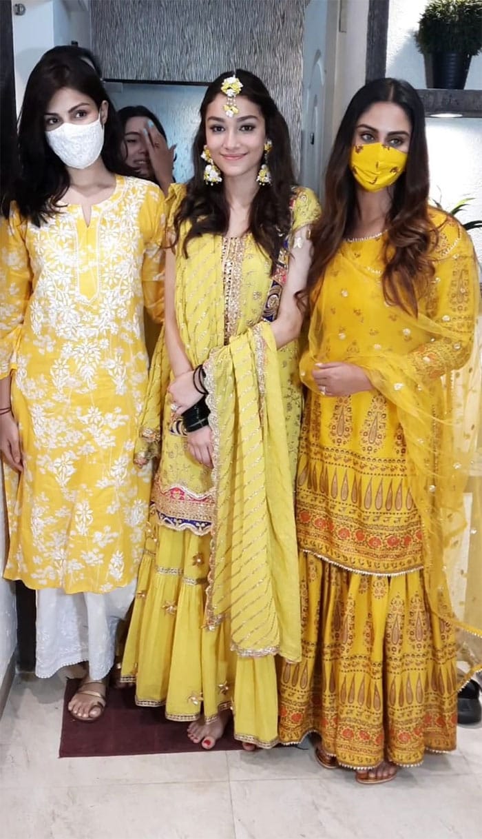 Rhea Chakraborty And Krystle D\'Souza Lit Up Alfia Jaffery\'s Mehendi