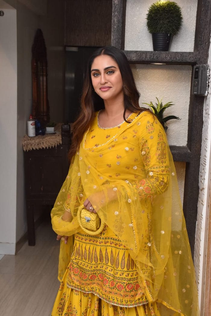 Rhea Chakraborty And Krystle D\'Souza Lit Up Alfia Jaffery\'s Mehendi