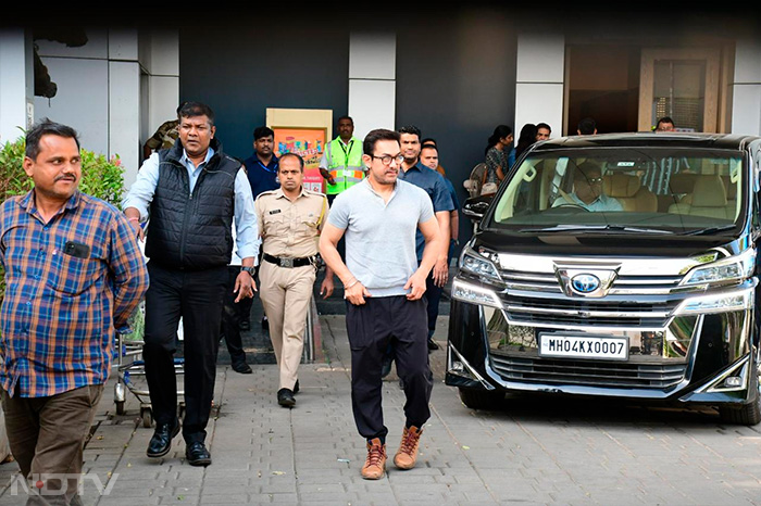 मुंबई एयरपोर्ट पर नज़र आए आमिर खान, सलमान खान, आलिया भट्ट समेत अन्य सेलेब्स