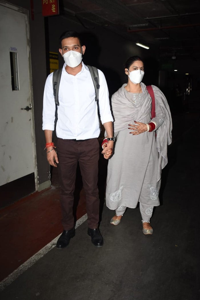 Vikrant Massey along with his wife Sheetal Thakur were spotted at the Mumbai airport.