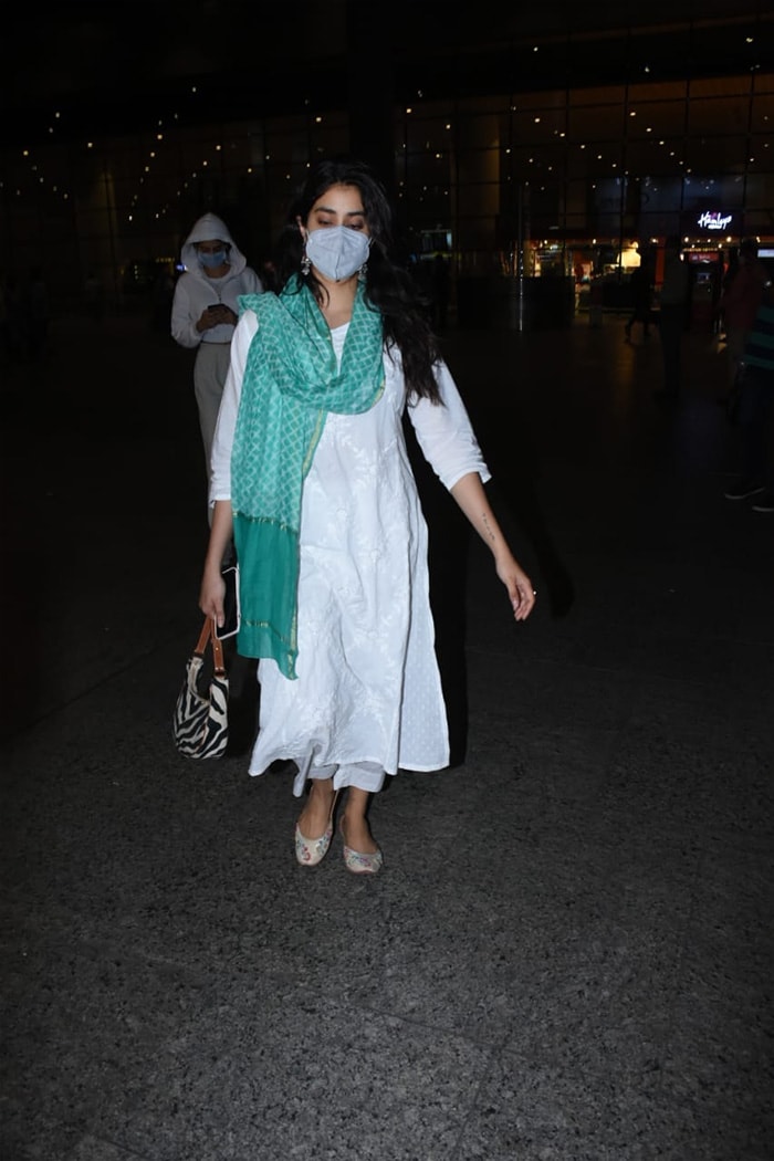 Alia Bhatt And Janhvi Kapoor\'s Airport Diaries