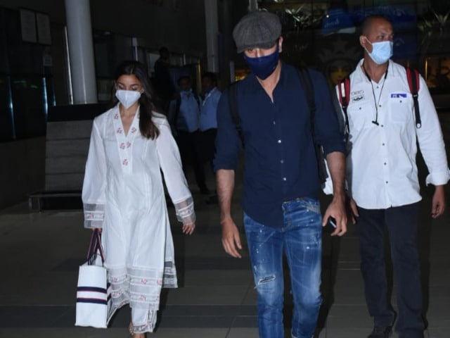 Photo : Alia Bhatt And Ranbir Kapoor Return From Varanasi
