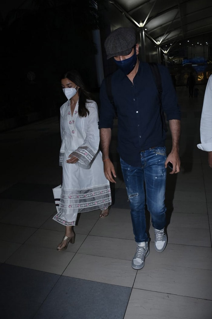 Alia Bhatt And Ranbir Kapoor Return From Varanasi