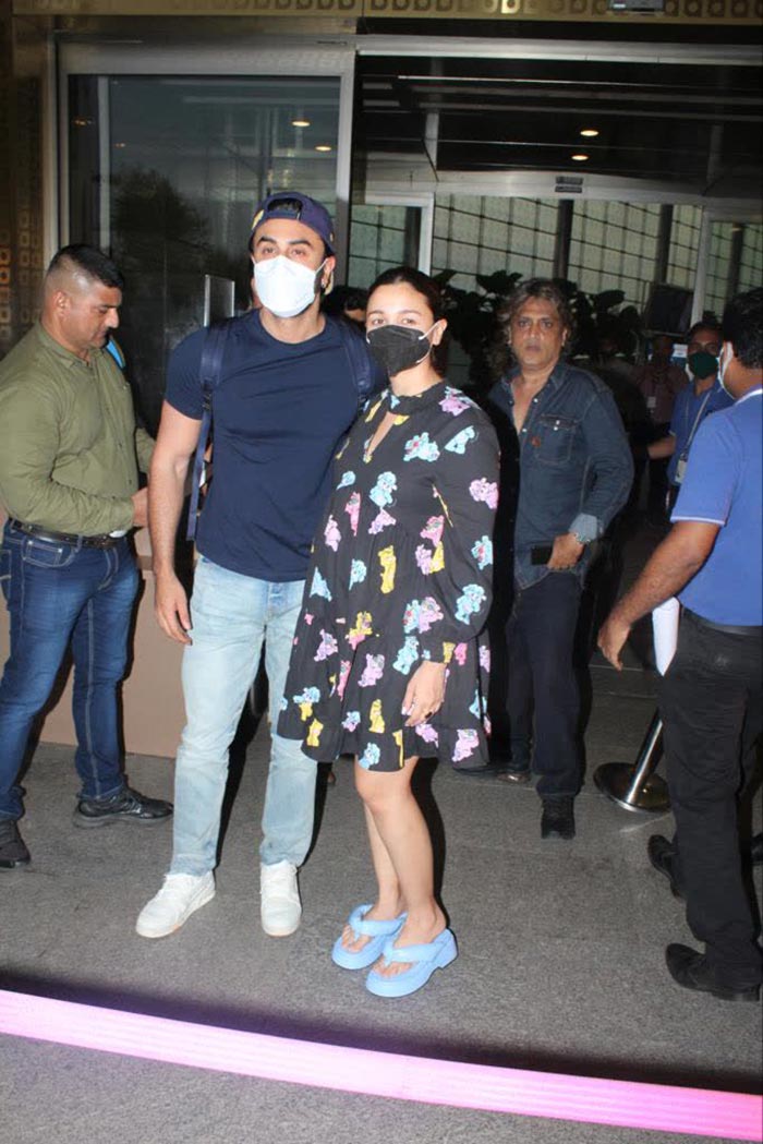 बॉलीवुड के मशहूर कपल रणबीर कपूर और आलिया भट्ट एयरपोर्ट पर हुए स्पॉट, देखें खास अंदाज