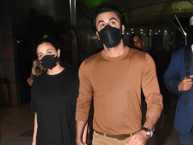 Alia Bhatt And Ranbir Kapoor Check Into Mumbai After Long <i>Brahmastra</i> Promotions Alia Bhatt And Ranbir Kapoor Check Into Mumbai After Long <i>Brahmastra</i> Promotions