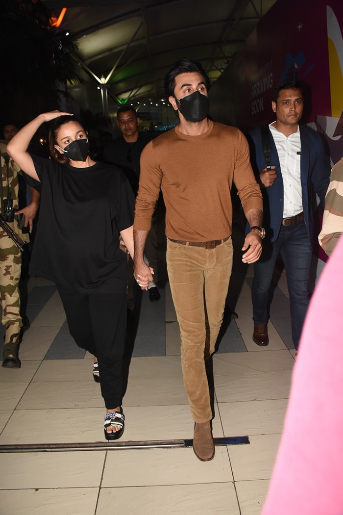 Alia Bhatt And Ranbir Kapoor Check Into Mumbai After Long Brahmastra Promotions