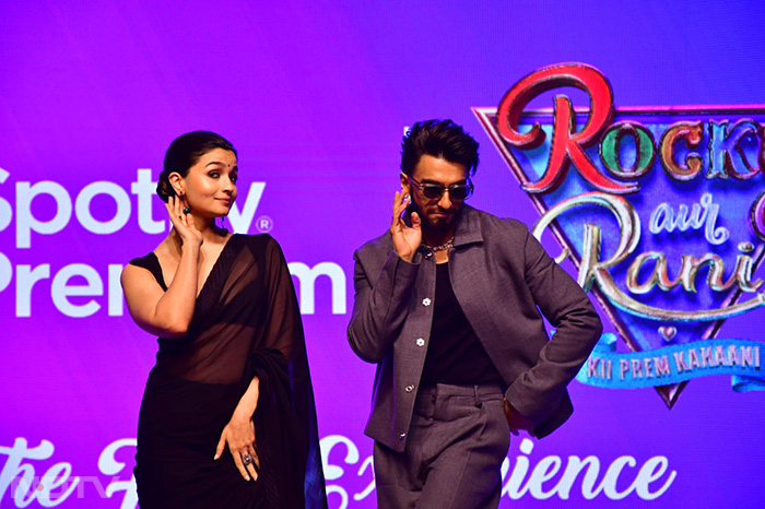 Ranveer Singh and Alia Bhatt were grooving to the song <i> What Jhumka </i>. (Image Courtesy: Varinder Chawla)