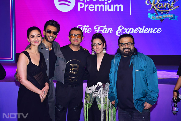 Ranveer Singh, Alia Bhatt, Sonu Nigam, Jonita Gandhi and Pritam posed together. (Image Courtesy: Varinder Chawla)