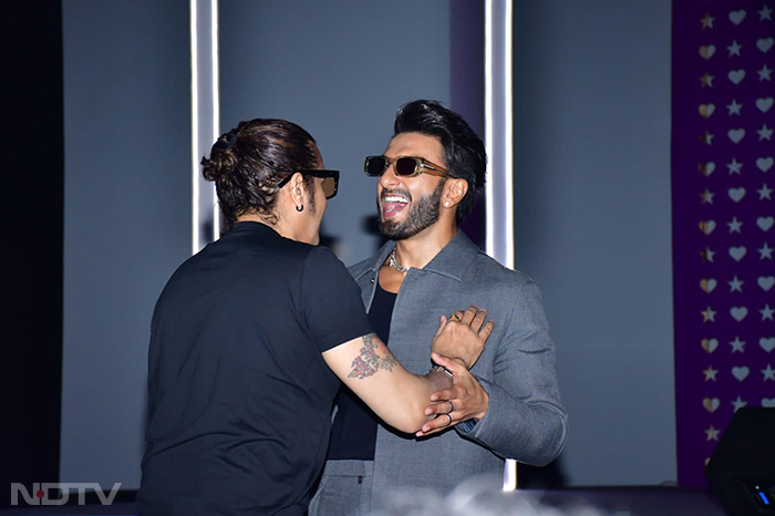 Ranveer Singh shared a goofy moment with Sonu Nigam. (Image Courtesy: Varinder Chawla)