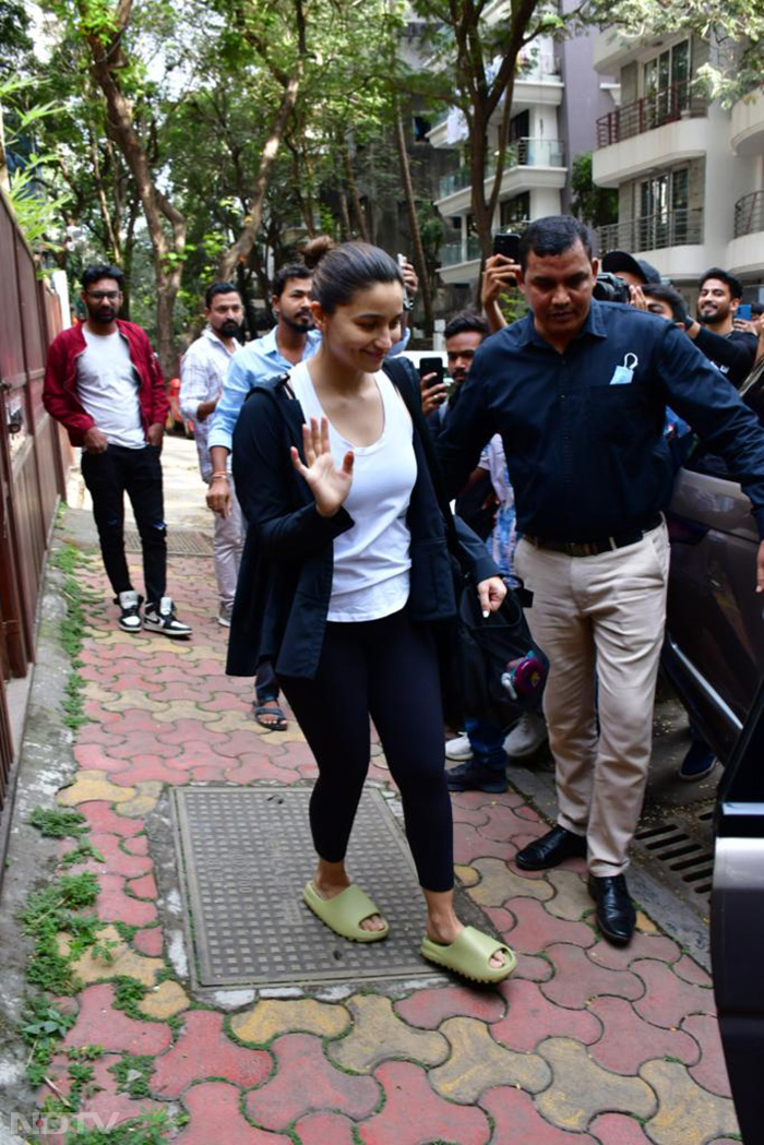 Alia Bhatt was pictured at a yoga studio in Mumbai.
(Image courtesy: Varinder Chawla)