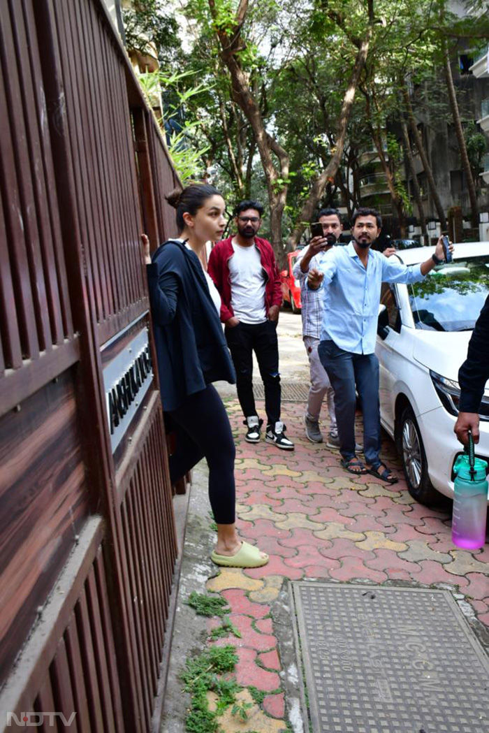 Alia Bhatt was all smiles. (Image courtesy: Varinder Chawla)