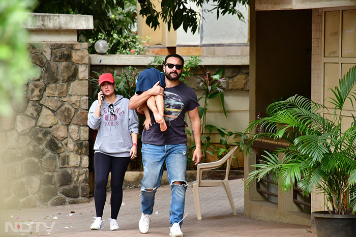 Kareena Kapoor was clicked with husband Saif Ali khan and son Taimur in Bandra. (Image courtesy: Varinder Chawla)