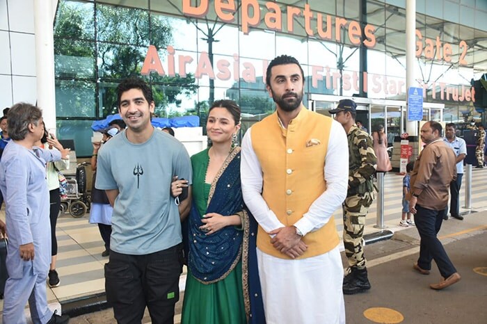 आलिया-रणबीर और अयान मुखर्जी उज्जैन जाने के लिए एयरपोर्ट पर हुए स्पॉट, देखें तस्वीरें