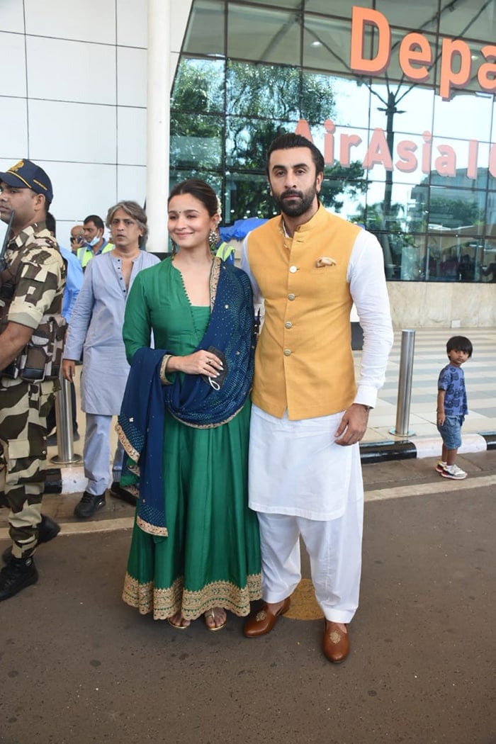 आलिया-रणबीर और अयान मुखर्जी उज्जैन जाने के लिए एयरपोर्ट पर हुए स्पॉट, देखें तस्वीरें