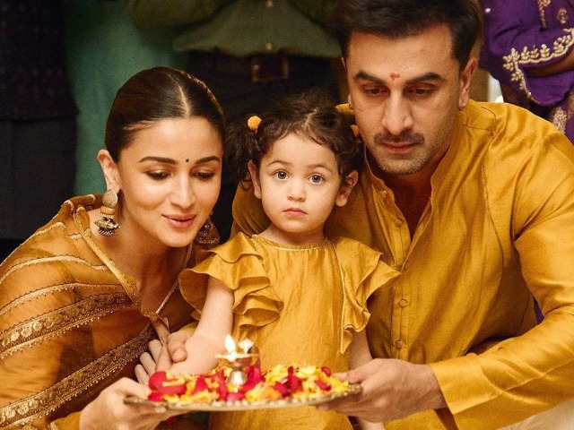 लक्ष्मीपूजनासाठी Alia Bhatt आणि Ranbir Kapoorसह Rahaने परिधान केला मॅचिंग ड्रेस PHOTOS लक्ष्मीपूजनासाठी Alia Bhatt आणि Ranbir Kapoorसह Rahaने परिधान केला मॅचिंग ड्रेस PHOTOS