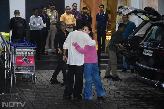 Alia Bhatt and Ranveer Singh spotted sharing a warm hug at the airport premises. (Image Courtesy: Varinder Chawla)