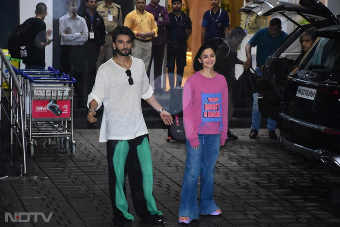 Alia Bhatt and Ranveer Singh were spotted outside the Mumbai airport. (Image Courtesy: Varinder Chawla)