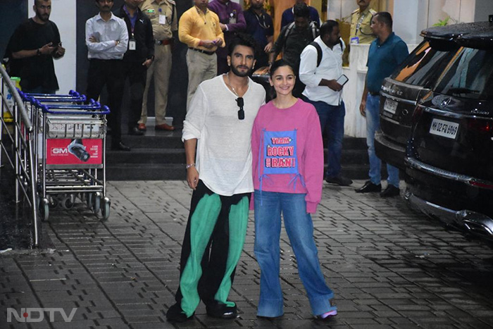 Alia Bhatt and her <i>Rocky Aur Kii Prem Kahaani</i> co-star Ranveer Singh posed for pictures outside the airport.  (Image Courtesy: Varinder Chawla)