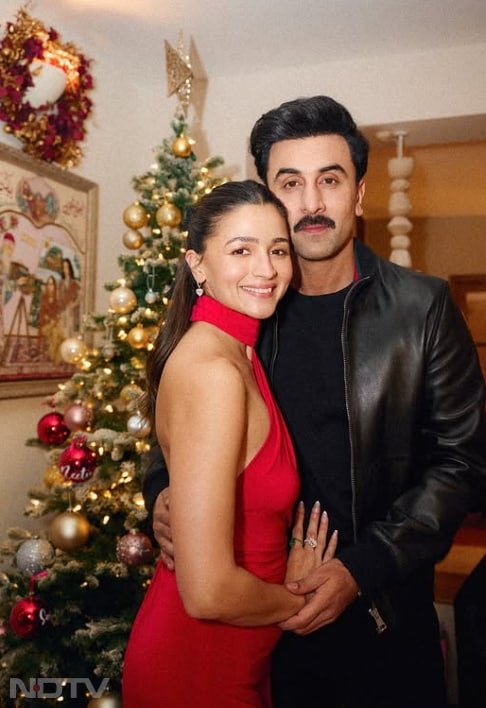 इस तस्वीर में आलिया अपने पति रणबीर कपूर के साथ बेहद खुश नज़र आ रही हैं.