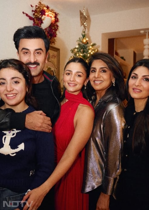 इस तस्वीर में आलिया अपने पति, सास, ननद और भांजी के संग नज़र आ रही हैं. इस सेलिब्रेशन में आलिया की सास नीतू कपूर परिवार संग मुस्कुराती नज़र आ रही हैं.