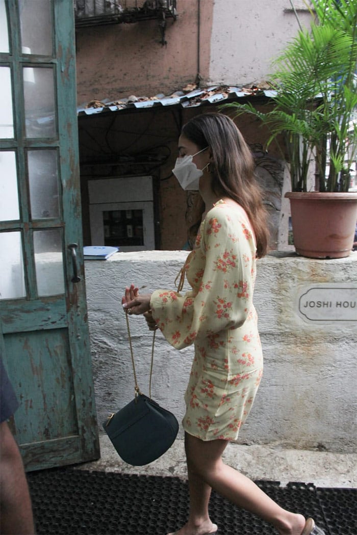 The paparazzi just caught a glimpse Alia Bhatt as she made her way to the Bandra eatery in a hurry.