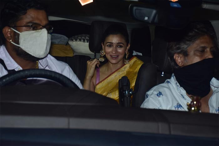 Alia Bhatt arrived at the wedding venue with sister Shaheen. She wore a stunning yellow <I>saree</i>. (Image courtesy: Varinder Chawla)