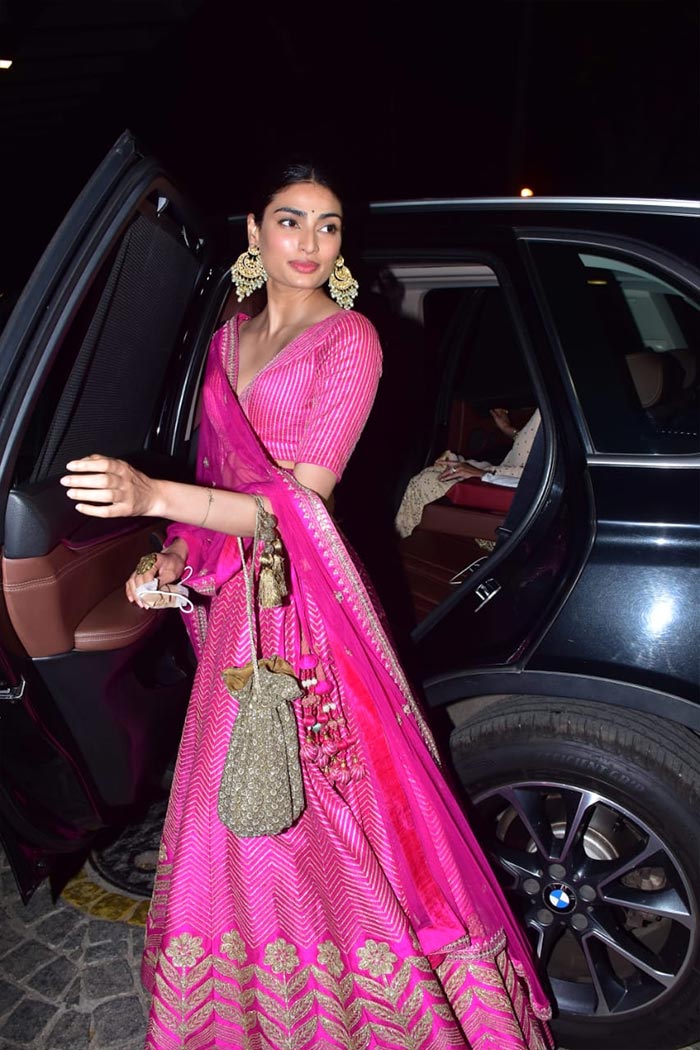 Athiya Shetty added a dash of pink to Anushka and Aditya Seal's wedding festivities. (Image courtesy: Varinder Chawla)