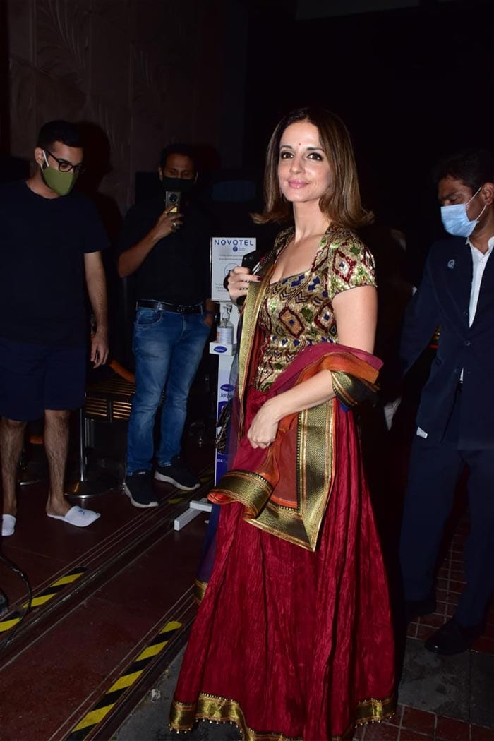 Sussanne Khan was looking pretty in a red and gold <I>lehenga</i> at her friend's wedding. (Image courtesy: Varinder Chawla)