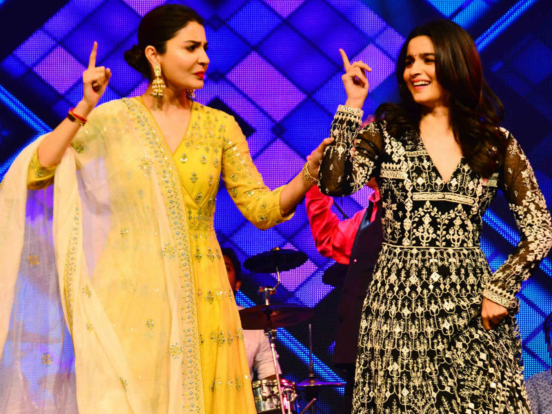 जब स्टेज पर अनुष्का शर्मा और आलिया भट्ट ने लगाए ठुमके