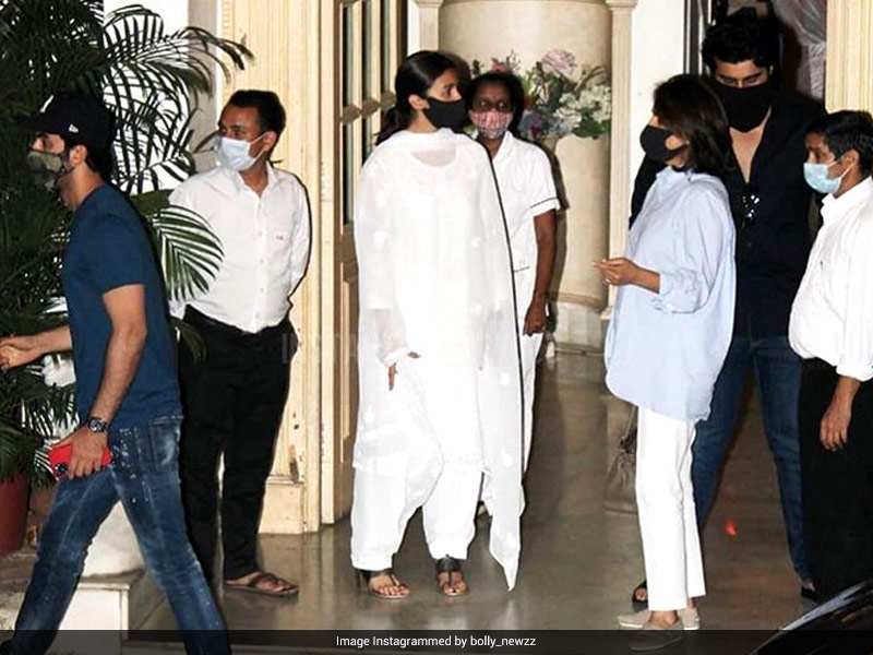 कपूर हाउस के बाहर स्पॉट किए गए रणबीर, आलिया और अर्जुन