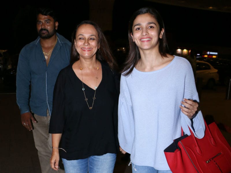 Photo : Alia Bhatt Is Happy To Fly With Her Favourite Travel Buddy
