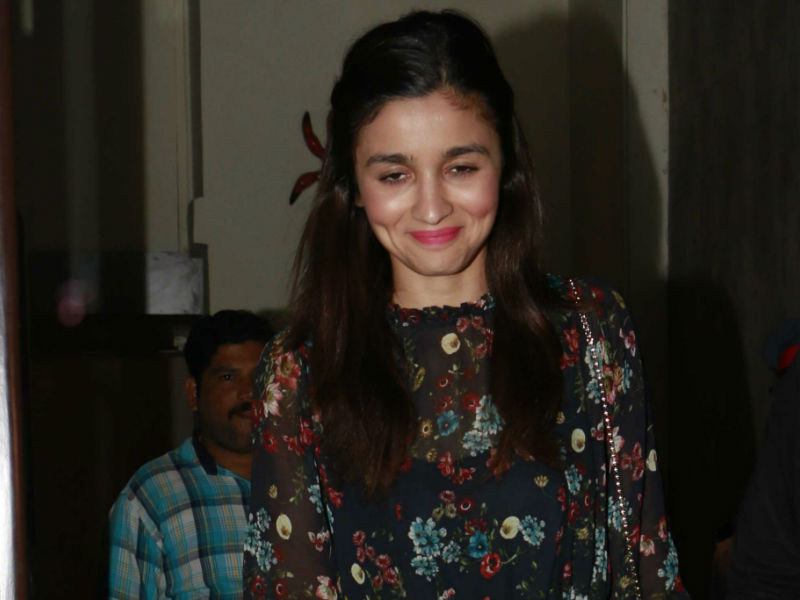 बद्री के बिना डिनर करने पहुंचीं <i>बद्रीनाथ की दुल्हनिया</i> आलिया भट्ट बद्री के बिना डिनर करने पहुंचीं <i>बद्रीनाथ की दुल्हनिया</i> आलिया भट्ट