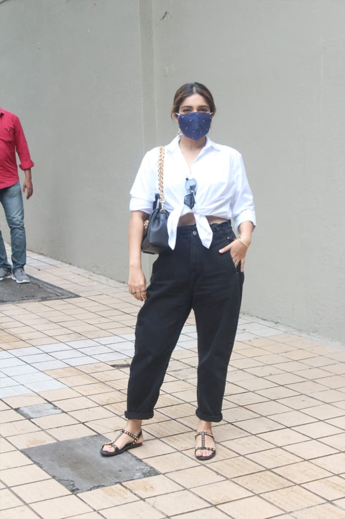 Bhumi Pednekar looked pretty as she posed for the shutterbugs outside filmmaker Tushar Hiranandani\'s house in Bandra.